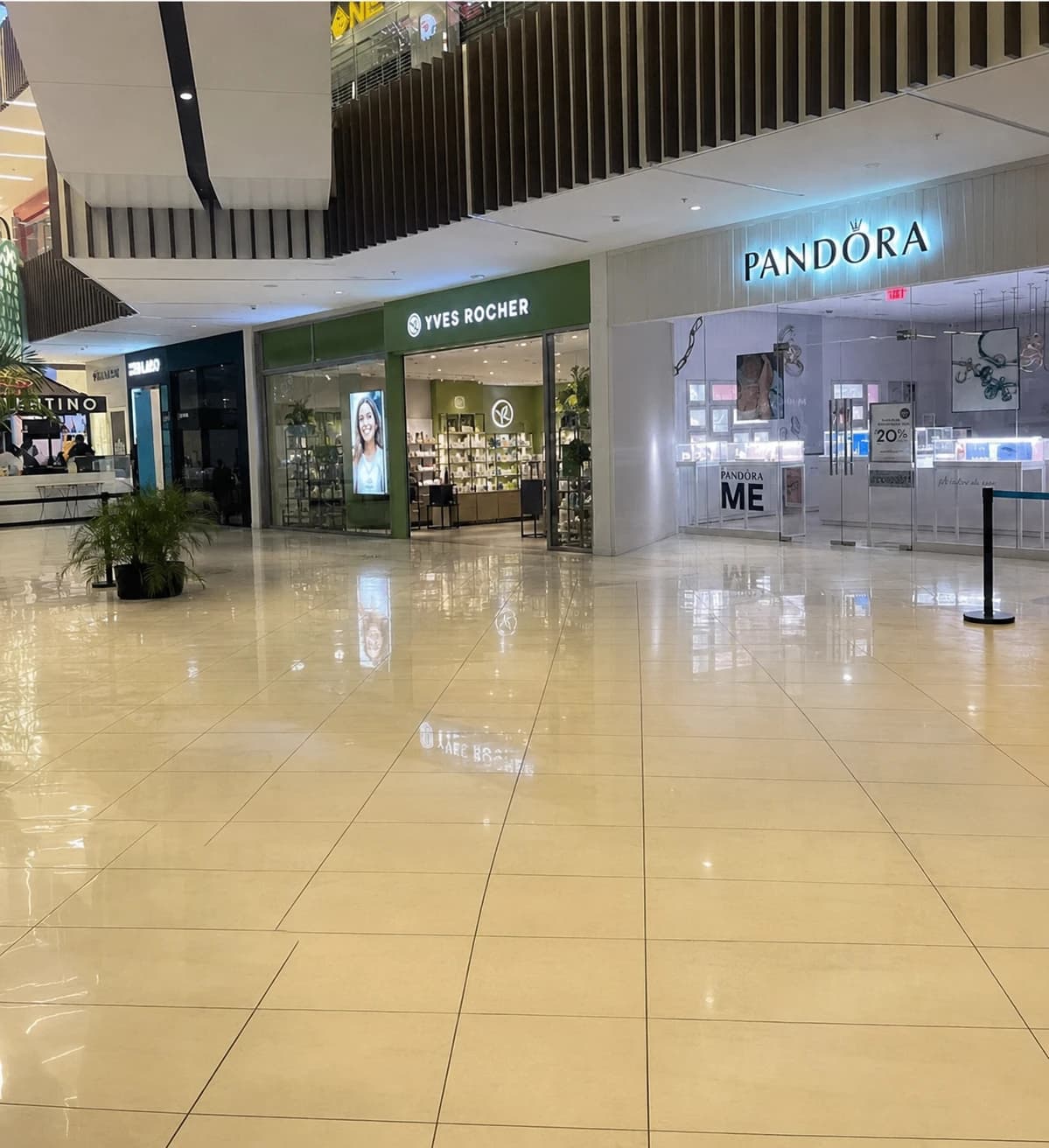 Old Navy · espacio vacío