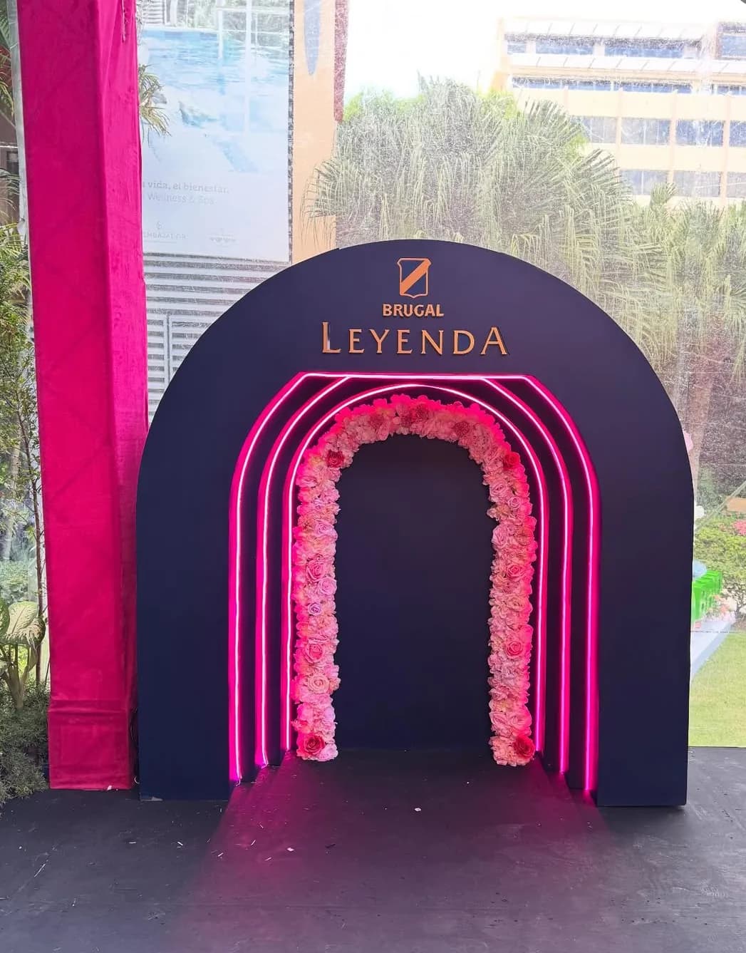 Brugal Leyenda · Bar y arcos de neón